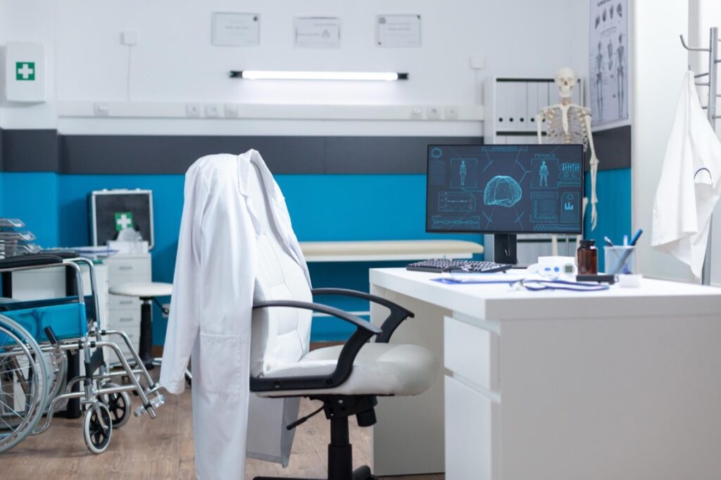 Współczesna medycyna, choć rozwija się w zawrotnym tempie, niesie za sobą nie tylko korzyści, ale i ryzyka